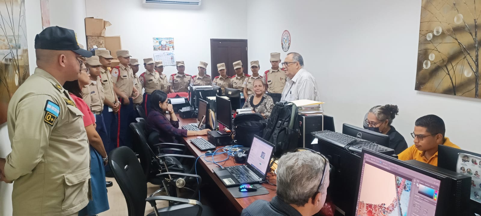 VISITA DE LA ACADEMIA DE BOMBEROS A LAS OFICINAS DEL PERIÓDICO “PODER POPULAR DIGITAL”